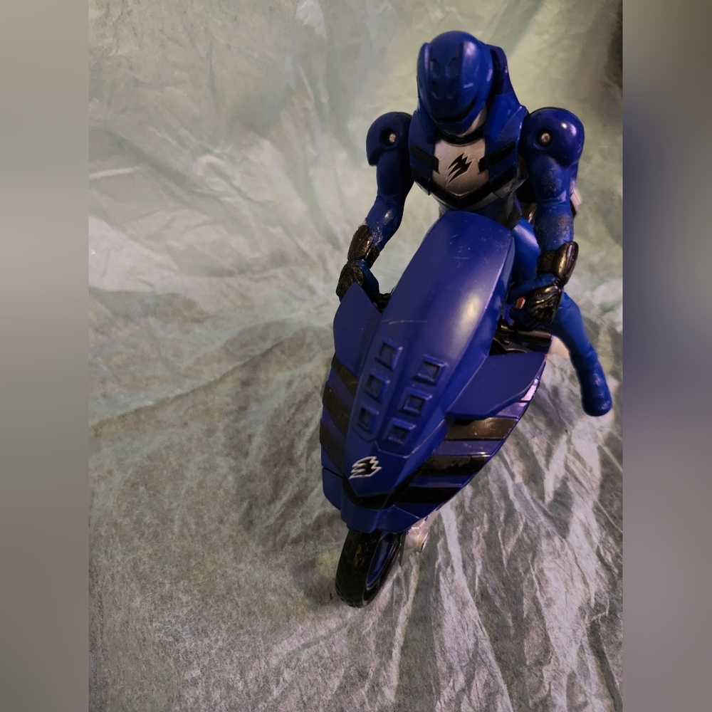 Power Ranger Action Figure eith Motorcycle - Picture 2 of 7